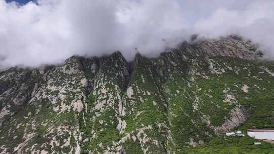 西藏山南地区雷热山