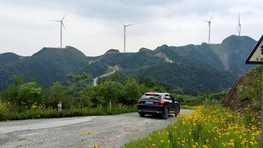 车辆行驶在户外山路