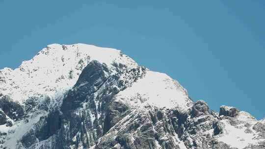 高原蓝天雪山