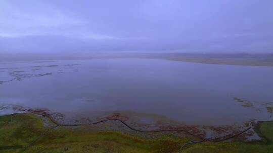 甘南尕海湖草原湿地雾气朦胧自然美风光