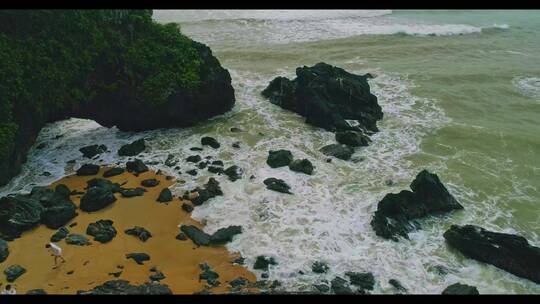 海边沙滩游客乱石海浪石头青苔巨石02视频素材模板下载