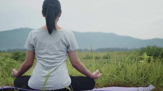 女人，坐，莲花位置，冥想