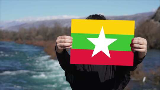 手持缅甸国旗的人视频素材模板下载