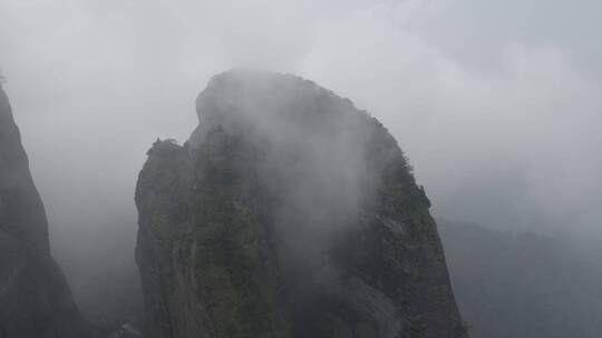 浙江衢州江郎山云雾环绕航拍日景