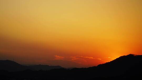 黄昏天空晚霞傍晚纯净天空唯美夕阳日落群山