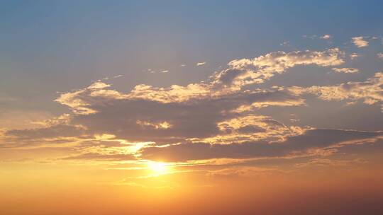 日出天空阳光穿透云朵延时早晨太阳丁达尔光