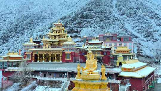 雪中藏式寺庙建筑群鸟瞰全景