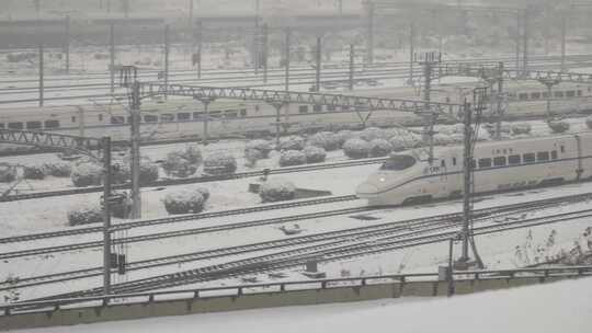 大雪天一列进入南京南站的和谐号动车