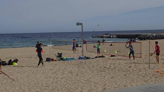 高清实拍人在沙滩上打排球