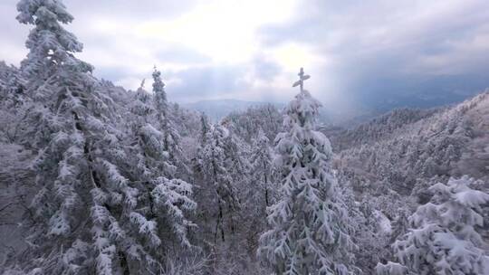 雪山航拍穿越