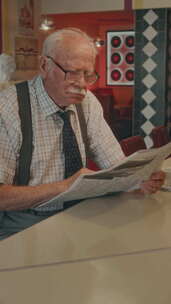戴眼镜的老人的垂直阅读晨报
