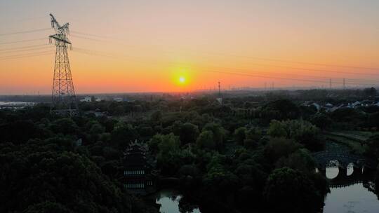 4k 航拍越过景区的树林飞向夕阳