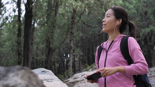 中国人女人树林徒步旅游拍照视频对话看风景