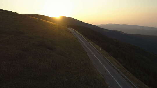 日落时山上的公路航拍