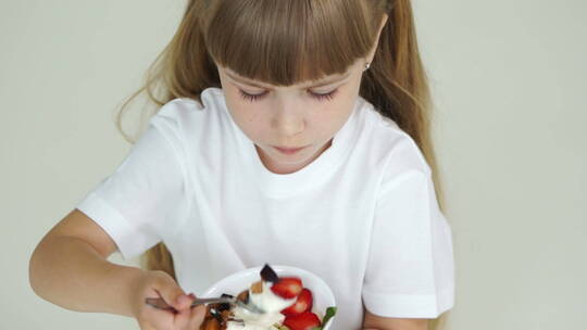 女孩吃在水果酸奶视频素材模板下载
