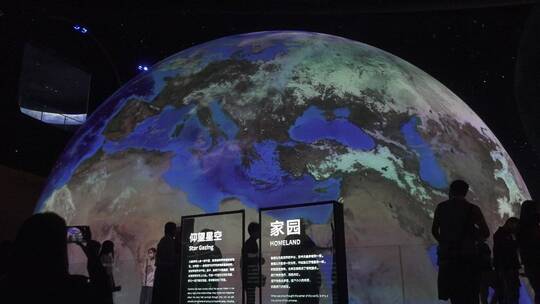 天文馆中的巨型LED动态地球卫星图