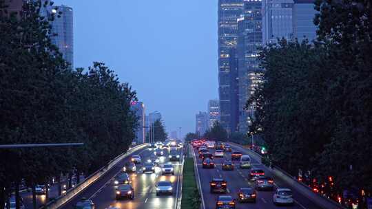 中国北京市东三环夜晚车流交通景观