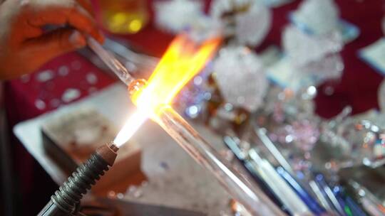 手艺师傅用火焰高温制作水晶玻璃饰件