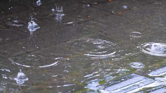 城市马路道路下暴雨倾盆大雨下雨天雨水雨滴