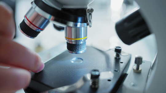 科学家在生物实验室中使用显微镜和实验概念