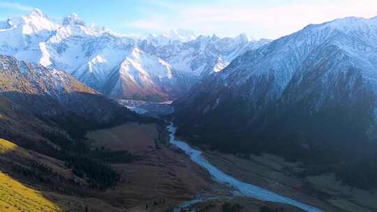 航拍新疆夏塔雪山牧场风景