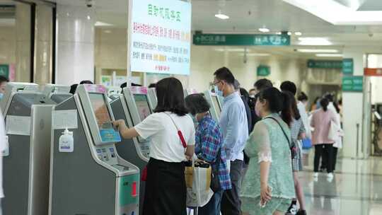 湘雅医院门诊急诊大厅繁忙景象