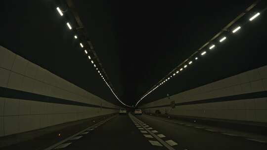 汽车通过高速公路隧道空镜视角