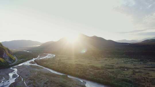 山脉，山谷，溪流，阳光