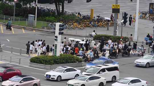 城市十字路口车流人流