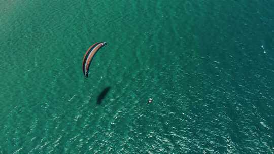 航拍海上风筝冲浪