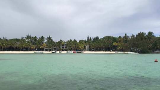 热带海滩景观与旅游度假村