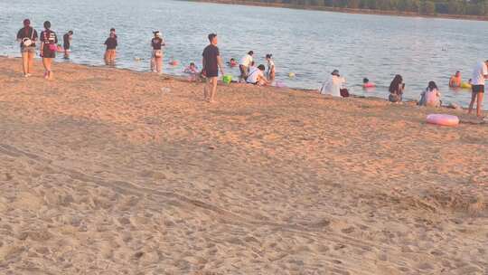 落日余晖河边沙滩游玩的人6视频素材模板下载
