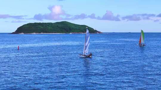 海上帆船与岛屿远景特写
