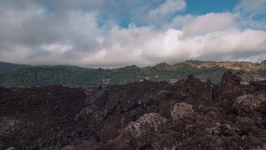 多云天空下火山岩石的延时镜头