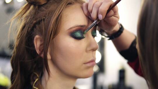 化妆师为女模特化眼妆的特写镜头视频素材模板下载