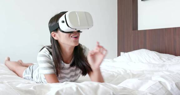 爬在床上戴虚拟设备的人