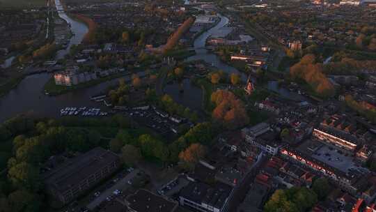 荷兰瓦尔河城市、河流、日落和建筑的鸟瞰图