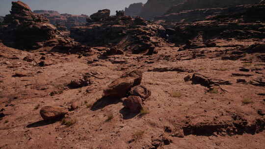 沙漠中岩石和草地的岩石区视频素材模板下载