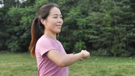 亚洲中国女性女士带耳机运动前后热心运动
