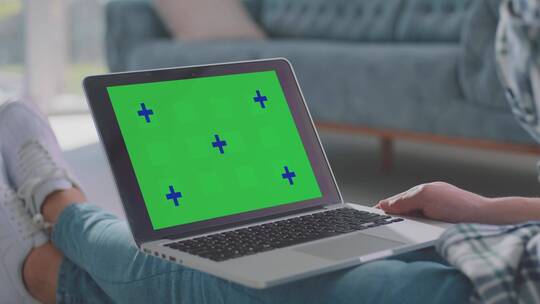 看绿屏笔记本电脑的人视频素材模板下载
