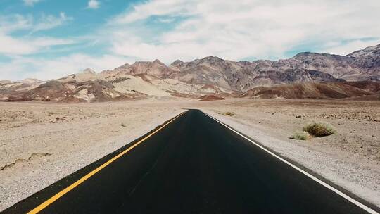 沙漠里的公路