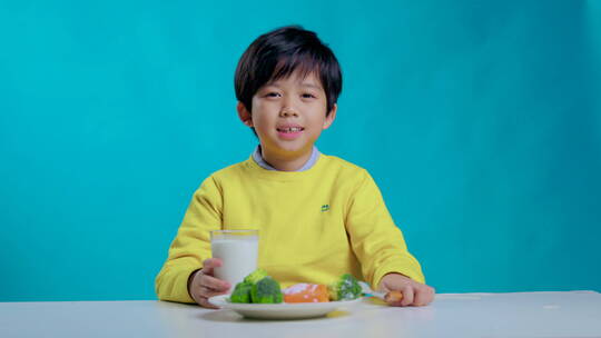 吃蔬菜的快乐小男孩