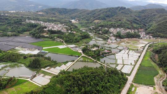 山区农村依山傍水农家鱼塘小院航拍