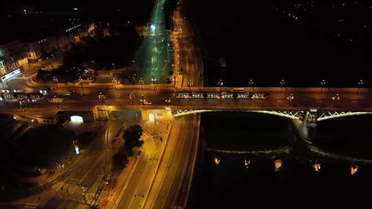 布达佩斯玛格丽特大桥或玛吉特的鸟瞰图隐藏
