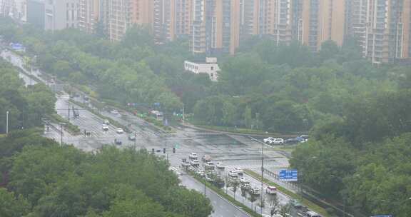 雨中的河南郑州市管城回族区 商都路