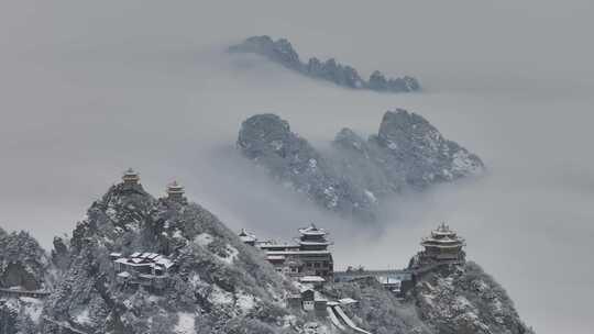 3倍侧飞航拍老君山道群雪后瀑布云海