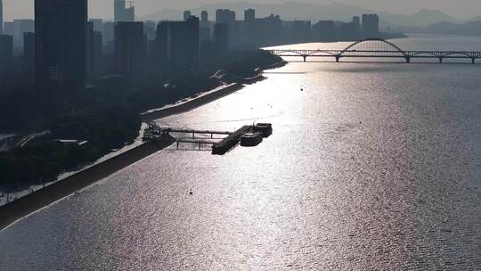 波光粼粼的湖面