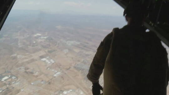 伞兵从飞机上跳下来视频素材模板下载