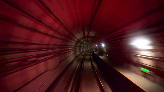 快速行驶的地铁穿梭在隧道内犹如时空穿越