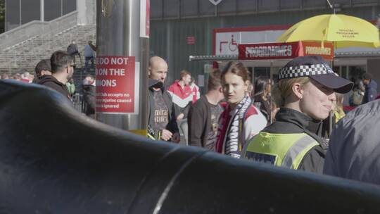 阿森纳足球俱乐部外的女警察和支持者视频素材模板下载